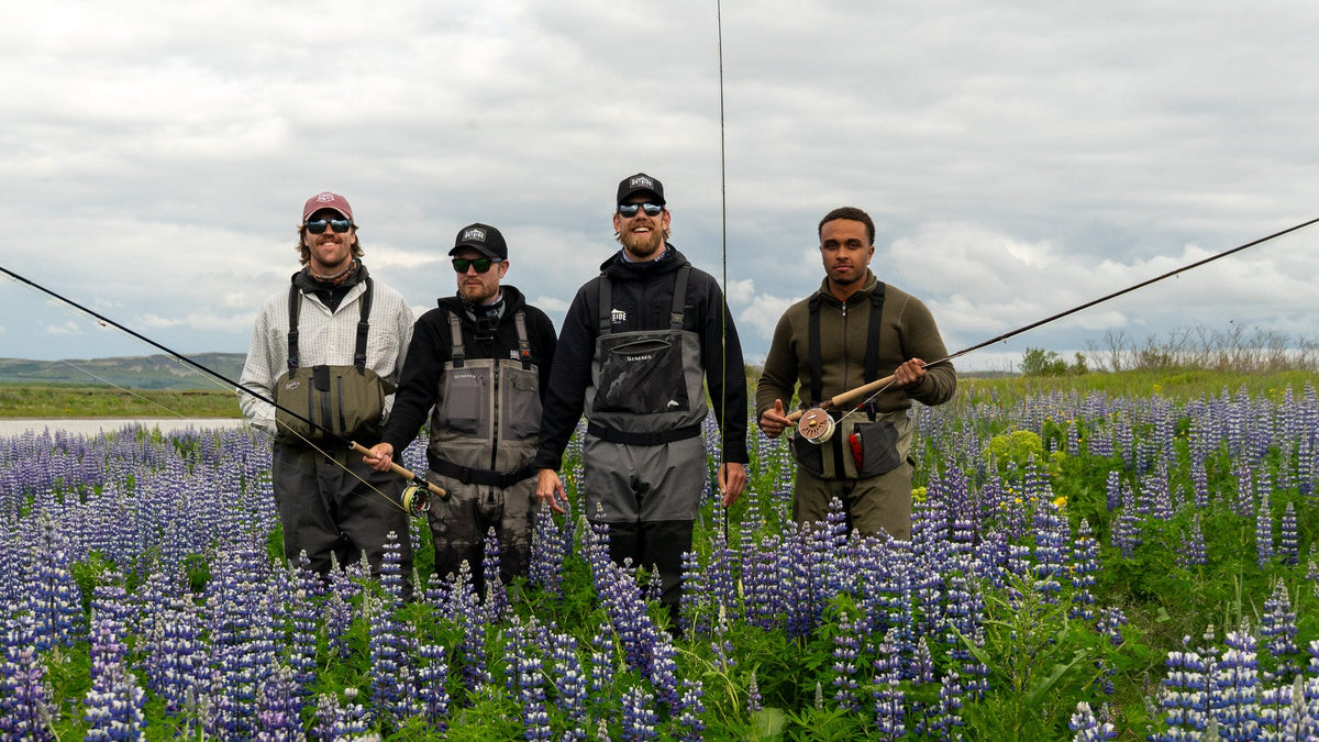 Sportfiskare njuter av exklusivt laxfiske i Islands vildmark. Fiskeresa med Outside Travels
