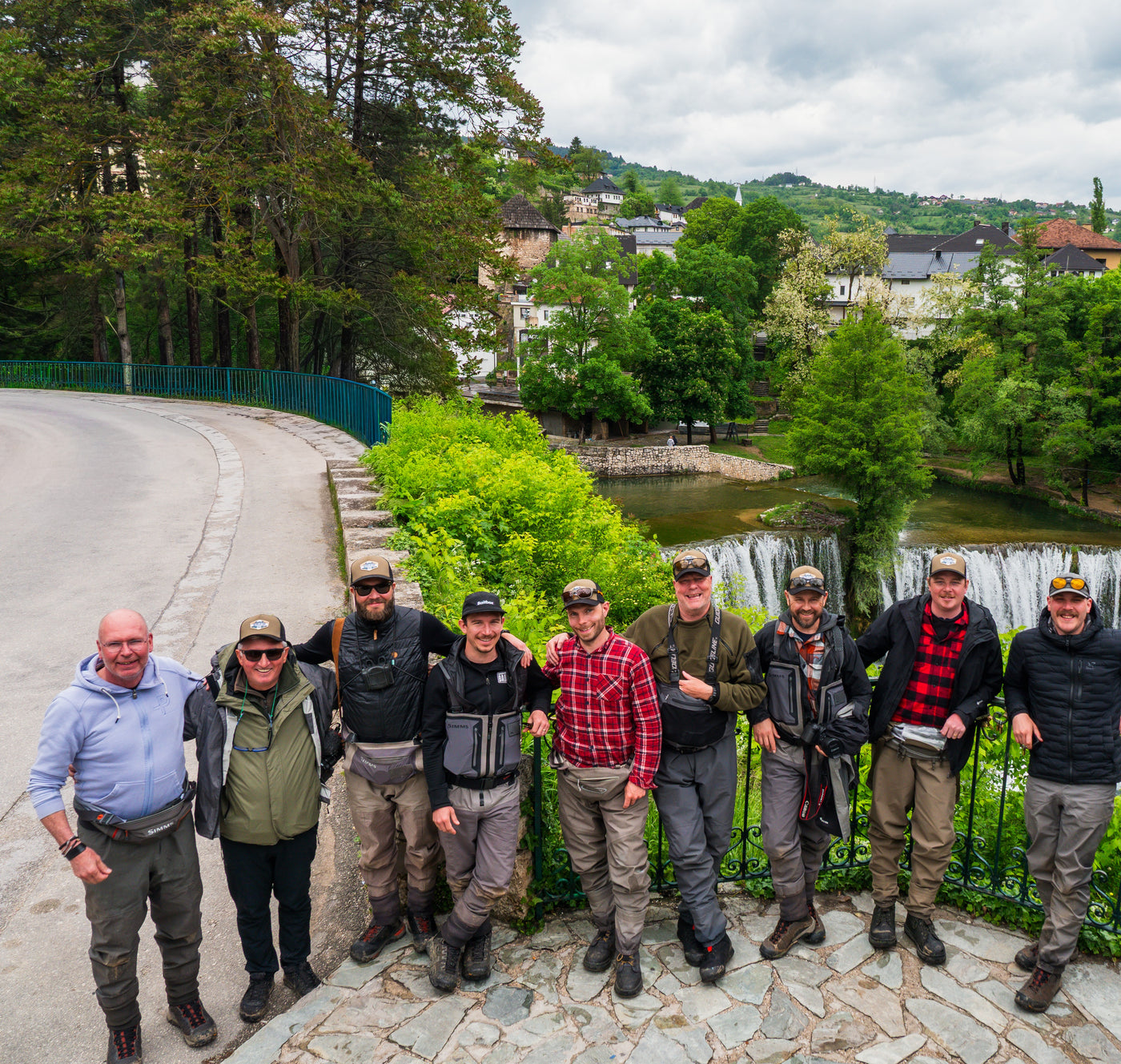 Team Baitbox och deltagare samlade vid älvkanten under Hosted Trip till Bosnien med Outside Travels
