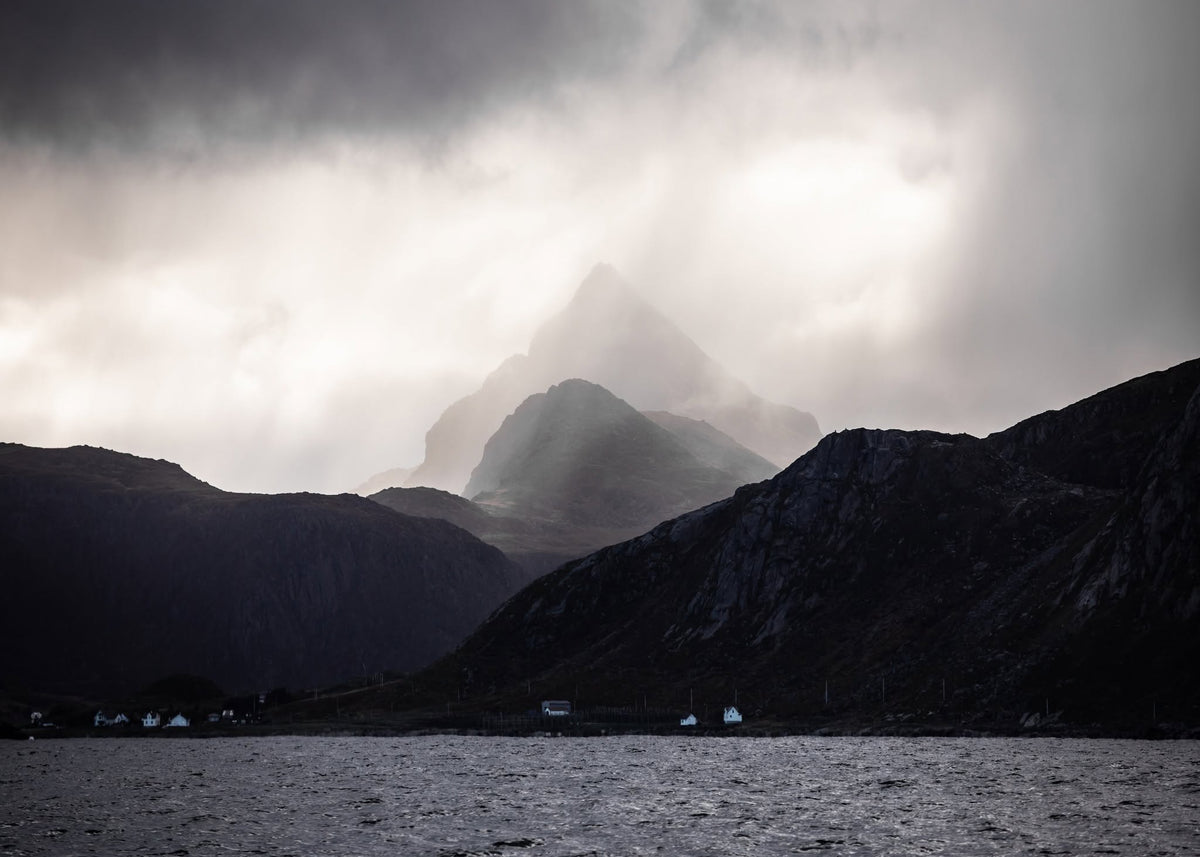 Fjäll och kustlandskap runt Nappstraumen i Lofoten