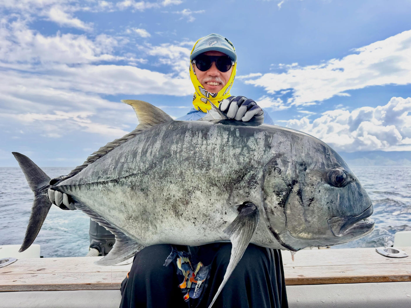 Närbild på Giant Trevally efter en intensiv fight i Komodo.