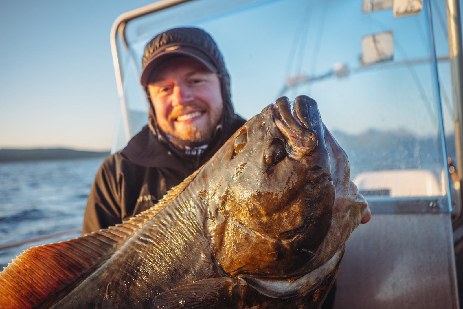 Spinnfiska hälleflundra i Norge – Ny metod med sjukt spännande fiske!