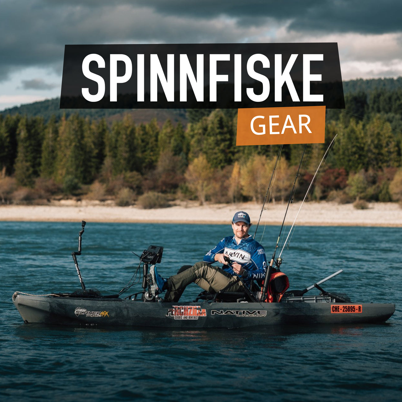 En person i fiskeutrustning sitter på en kajak i en sjö med ett fiskespö i handen, med en skogsklädd strandlinje i bakgrunden. Texten lyder SPINNFISKEUTRUSTNING.