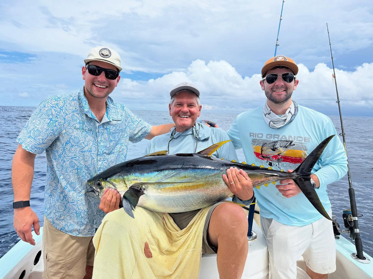 Fiskeguide hjälper till vid fångst av yellow fin tuna i Costa Rica