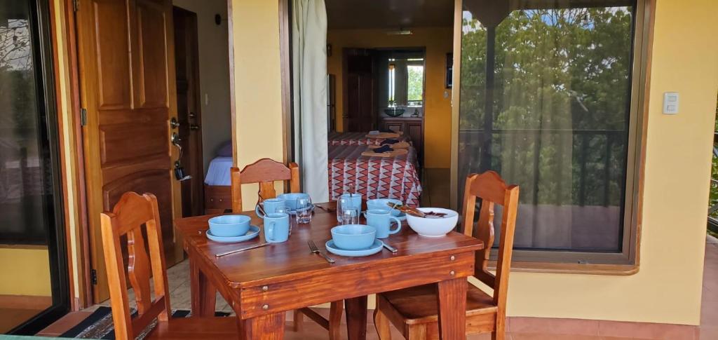 Lodge i Costa Rica omgiven av djungel och hav under fiskeresa

