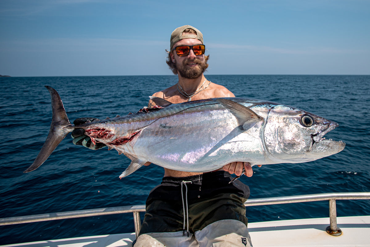 Douglas Dahlberg håller upp en dogtooth tuna ombord vid Hawkins Bank
