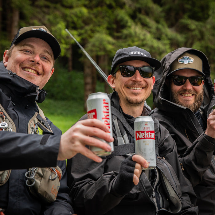 Jens Sankala och Simon Ekdahl från Team Baitbox delar en kall Nektar med en fiskekompis efter dagens fiske i Bosnien