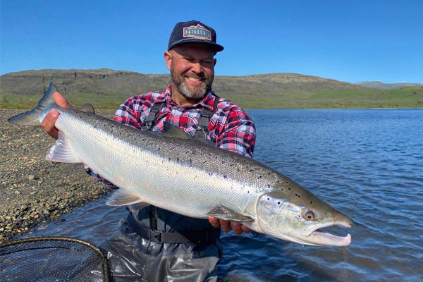 Lax fångad på island av en fiskare på fiskeresa med outside travels