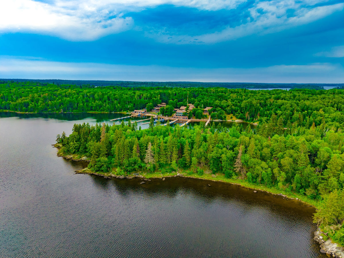 Skogsklädda öar och vikar i Lake of the Woods, Kanada