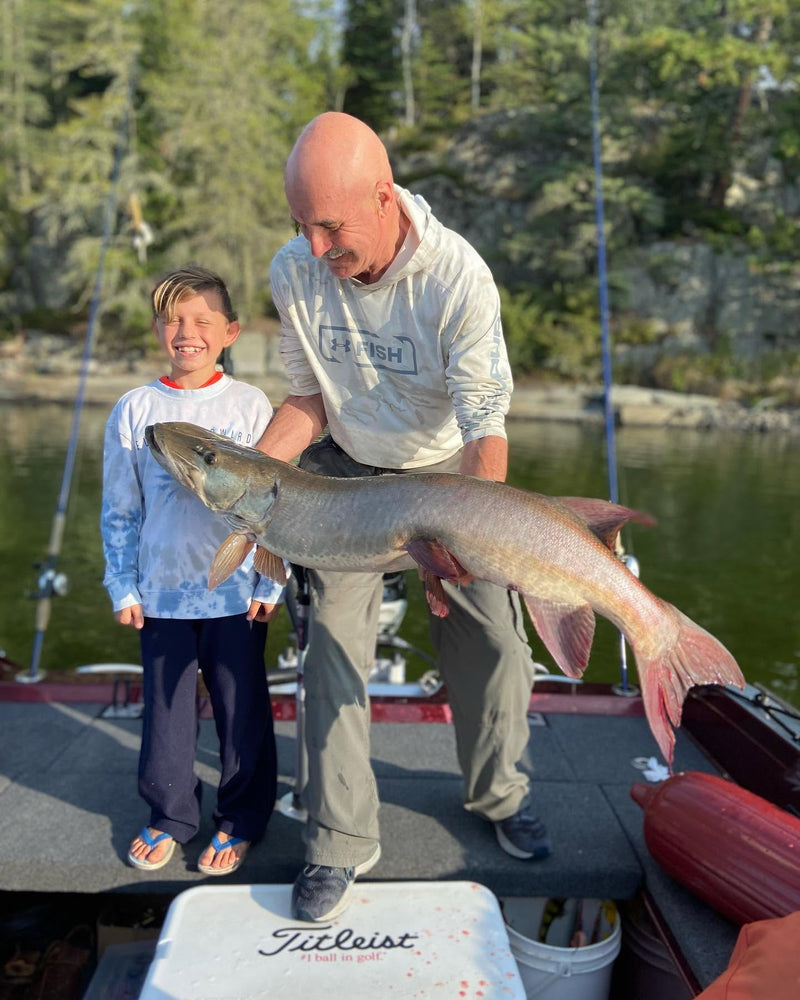 Stor musky vid båten under fiske i Lake of the Woods