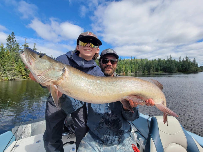 Muskyfiske från båt i Lake of the Woods, Kanada