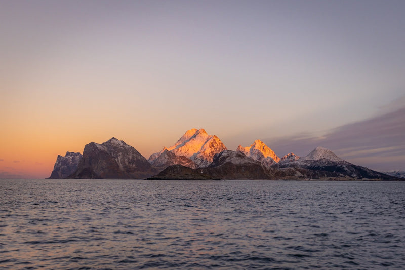 Fjäll och kustlandskap runt Nappstraumen i Lofoten