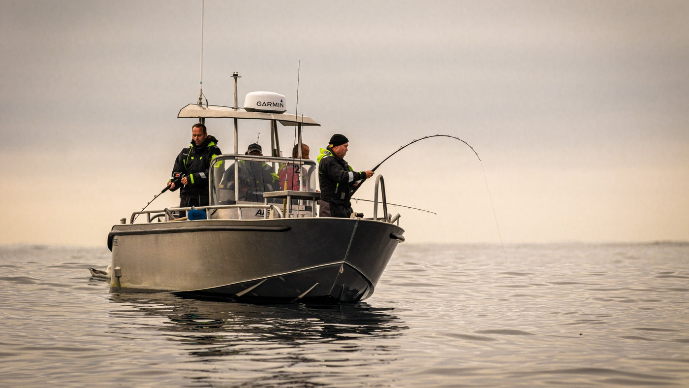 Sportfiskare på havsfiske från båt i Nappstraumen, Lofoten