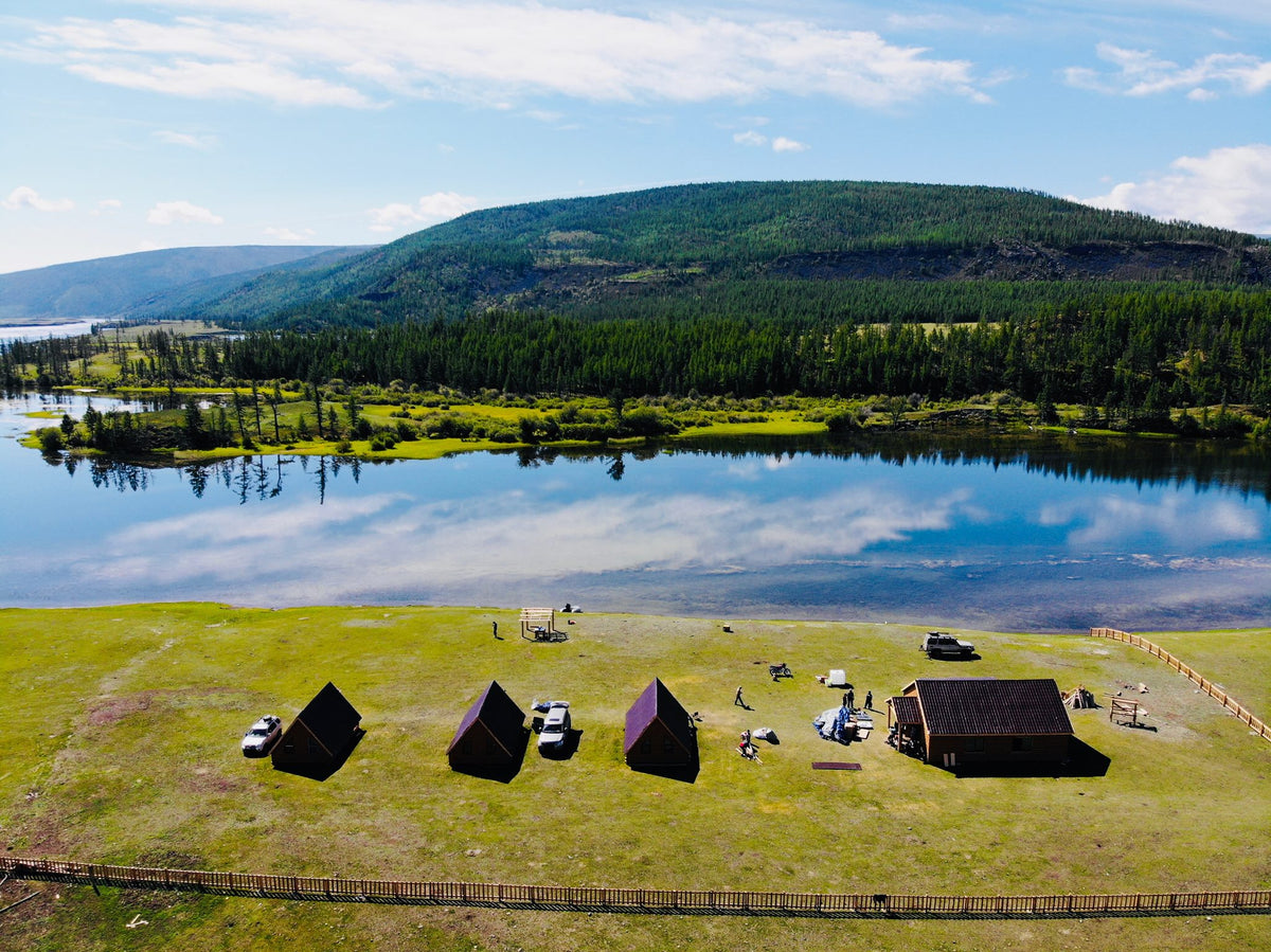 Riverside-leiri joen rannalla Pohjois-Mongoliassa