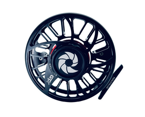 Närbild på svart GTX-fiskerulle med öppen ekerdesign, vit logotyp och Pentadrag-bromsystem för effektiv fiskekontroll.