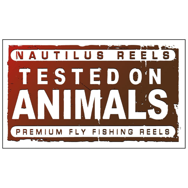 Nautilus Testet On Animals-klistermärken med vit och röd text på brun bakgrund - perfekt för ditt fiskeäventyr.