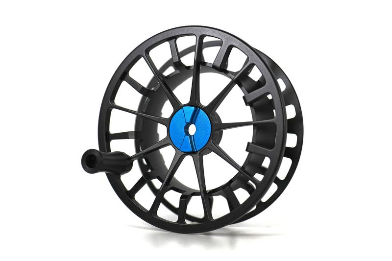 Centerfire 12 Spool flugfiskerulle i svart med blå mitt, öppen ram och vev till vänster - perfekt för ditt nästa fiskeäventyr.