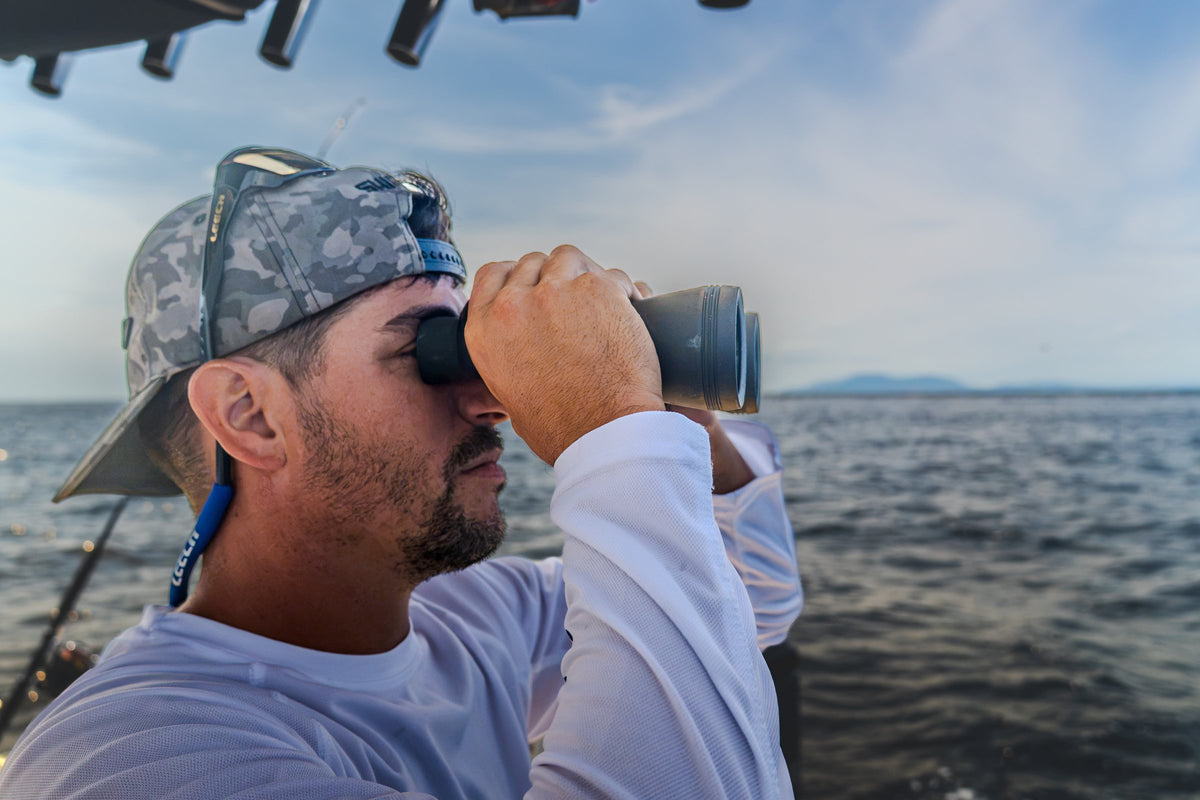 Guide spanar efter tonfisk med kikare från fiskebåten på Medelhavet