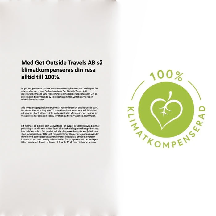 Svensk text: Alla resor med Get Outside Travels AB för sportfiskare är 100 klimatkompenserade. Till höger grönt logo med hjärtformat blad och texten 100 KLIMATKOMPENSERAD.