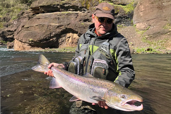Lax fångad på island av en fiskare på fiskeresa med outside travels