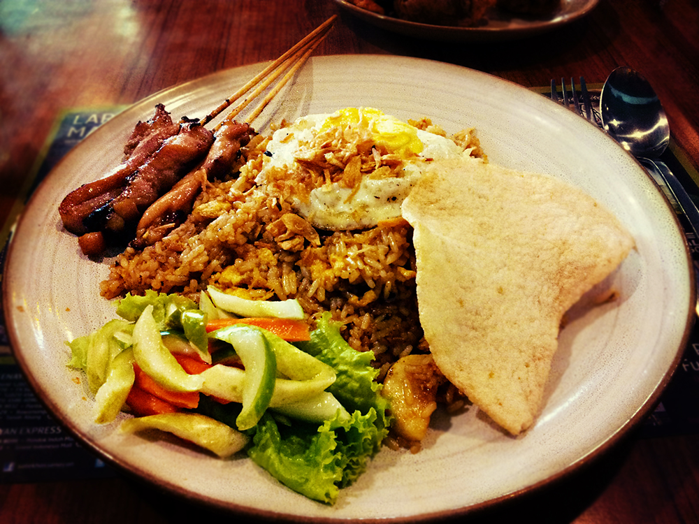 Frukost och restaurang på Bintang Flores Hotel i Labuan Bajo.