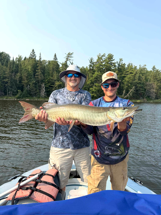 Sportfiskare med stor musky i Lake of the Woods, Kanada