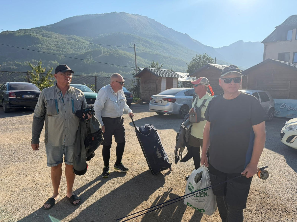 Gruppe von Fliegenfischern mit Gepäck und Ruten bei der Ankunft an der Unterkunft in den Bergen Montenegros