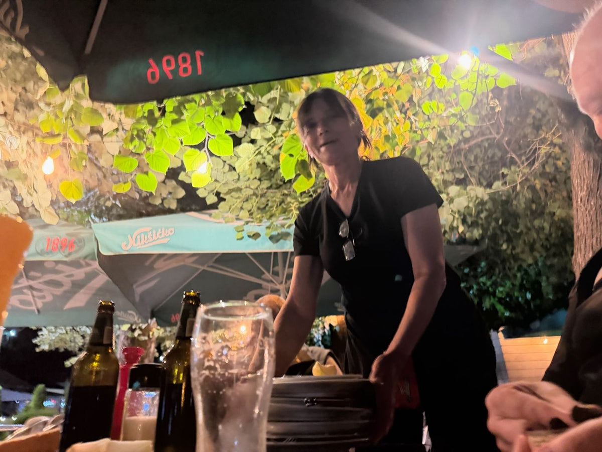Abendessen auf einer Terrasse unter einem Blätterdach in Montenegro nach einem Angeltag