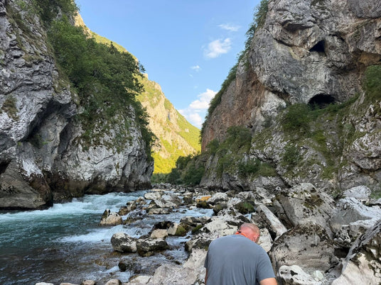 Forsande älv mellan höga kalkstensväggar i en ravin i Montenegro