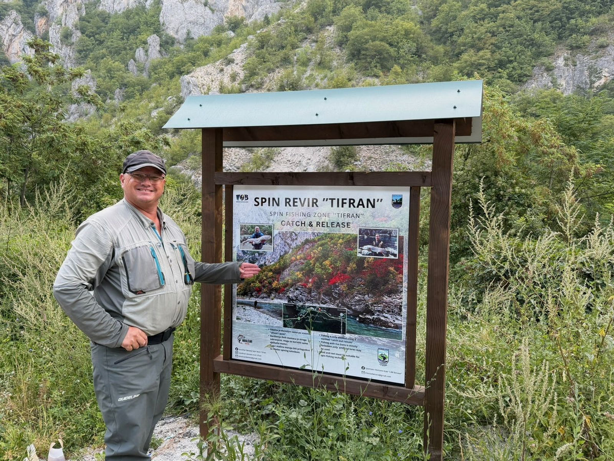 Fliegenfischer am Schild der Catch-and-Release-Strecke Tifran am Fluss Lim in Montenegro